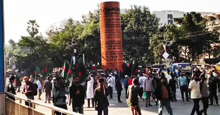 শাহবাগে রাস্তা আটকে বিক্ষোভ করছেন ছাত্র-জনতা